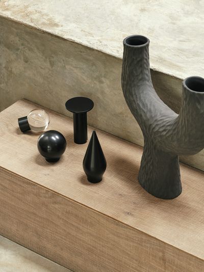 Metropole, Finials, black